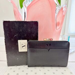 NEW Vintage Valentino Garavani 
Black leather 
Coin Card Wallet